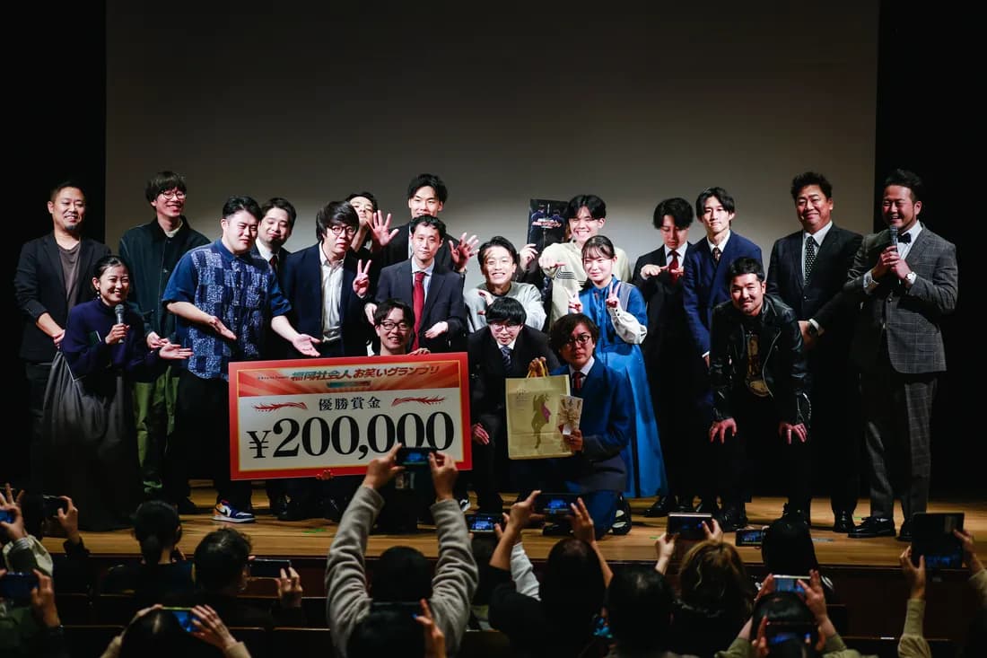 決勝に出演した全員が舞台に並んだ集合写真
